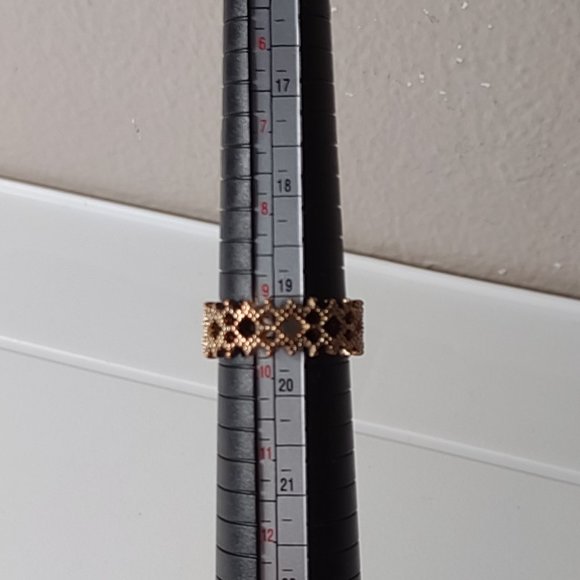 Gold Tone Lightweight Metal Size 9.5 Ring - Picture 11 of 12